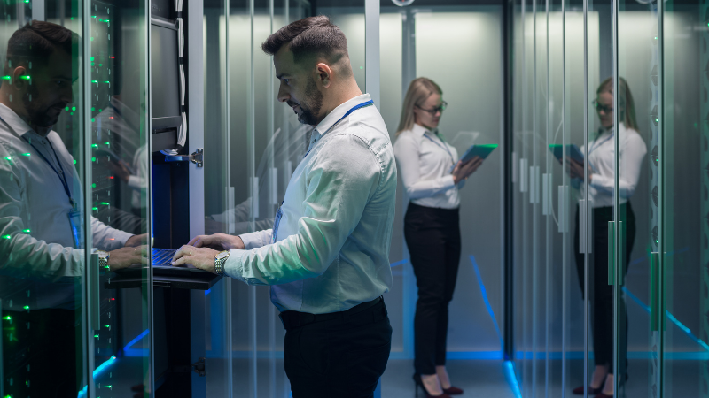 Salariés dans un data center moderne