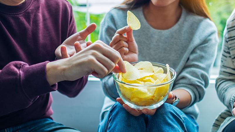 Manger des chips