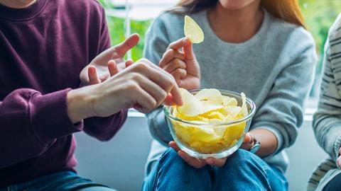 Manger des chips
