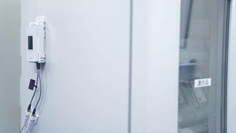 Système de surveillance du réfrigérateur avec alarme