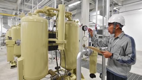 Mitglied des technischen Teams überprüft ein Druckluftsystem