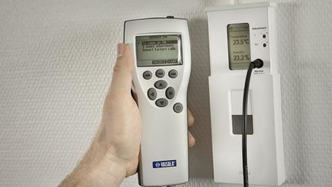 Vor-Ort-Wartung von HLK Feuchte- und CO2-Sensoren